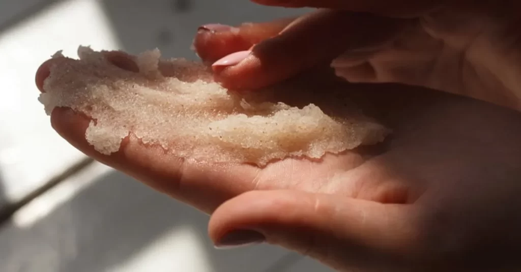 esfoliante corporal na mão